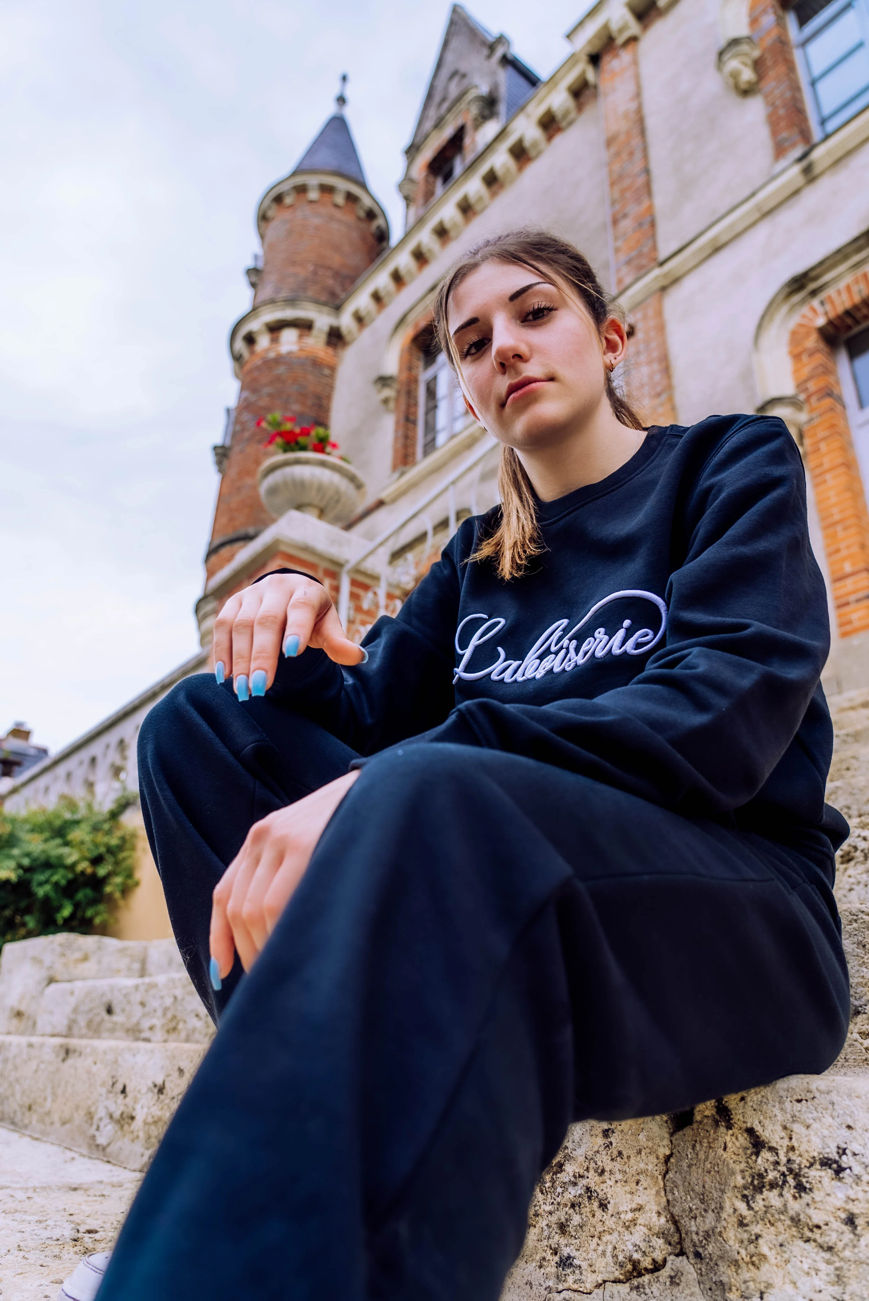 LE PULL BOISERIE NOIR BRODÉ BLANC - Image 4